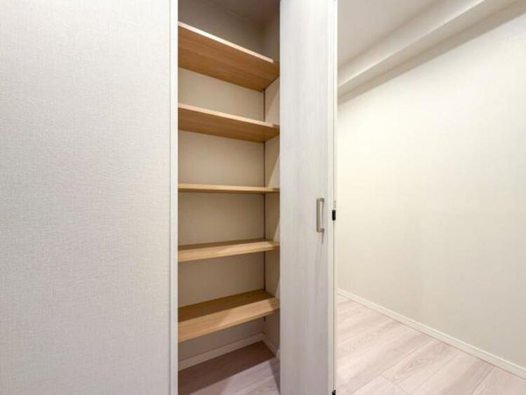 収納 廊下にある収納スペース。空間を効率的に利用し、一日の始まりと終わりを美しく演出します。
