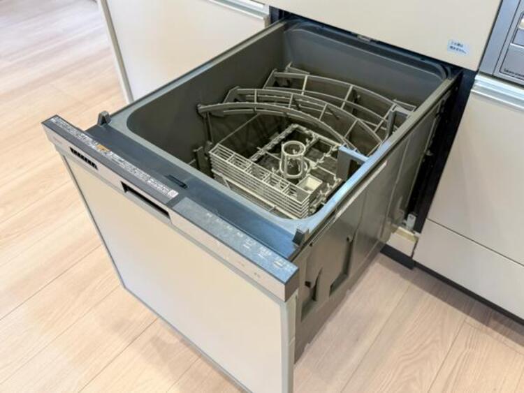 設備 食器洗浄乾燥機　食器の後片付けに便利な食器洗浄乾燥機を標準装備。ビルトインタイプなので見た目もスッキリ、特に共働き世帯のご家族には必須品です。