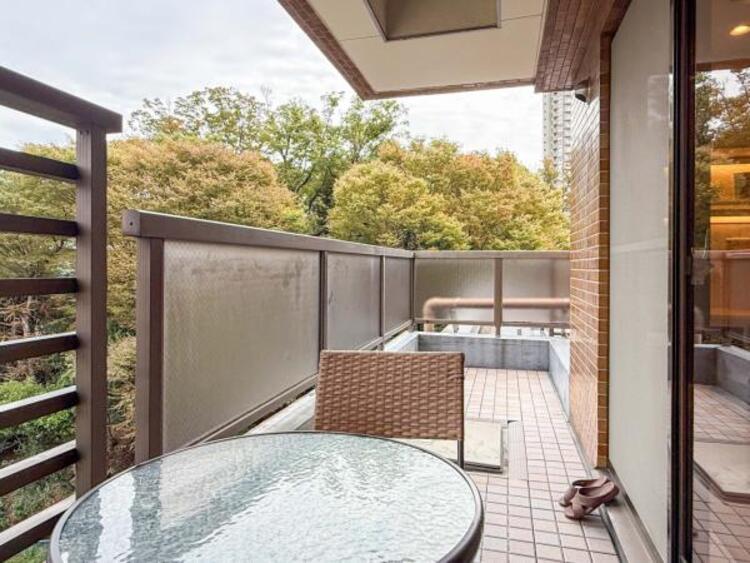 バルコニー 開放感のある眺望。陽光、風通しのよいワイドバルコニー。お洗濯物も乾かしやすいですね。