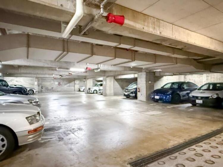 駐車場 敷地内に設けられた駐車スペース。