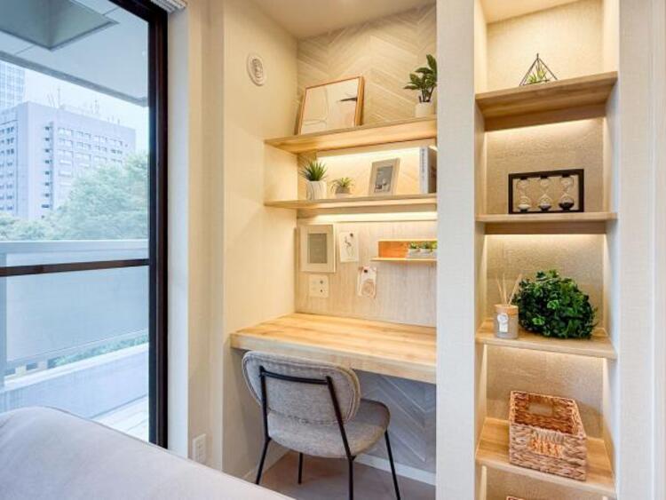 その他 リビングの書斎スペースと収納棚。