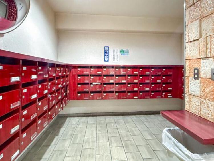 その他 エントランスに備え付けの郵便受けです。