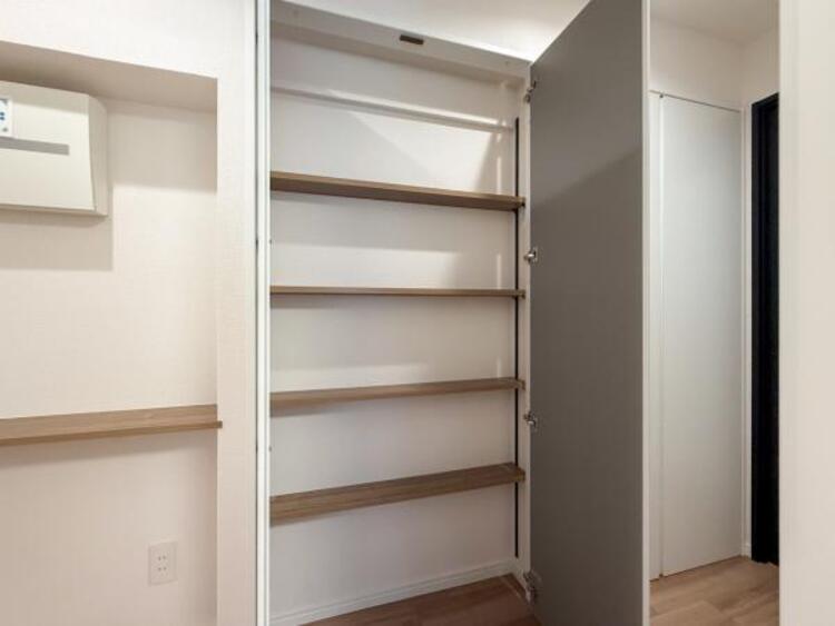 収納 廊下にある収納スペース。空間を効率的に利用し、一日の始まりと終わりを美しく演出します。