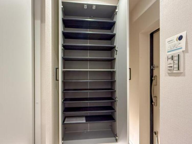 収納 収納スペースを広く設けていますので、たくさんある靴もすべて収納していただけます。