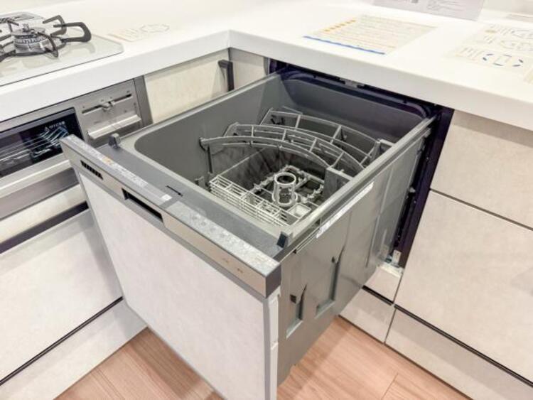 設備 食器洗浄乾燥機　食器の後片付けに便利な食器洗浄乾燥機を標準装備。ビルトインタイプなので見た目もスッキリ、特に共働き世帯のご家族には必須品です。