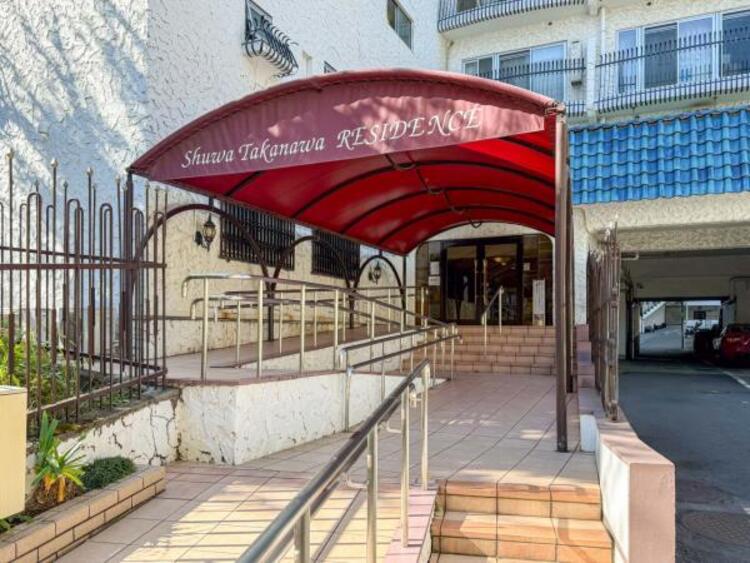 エントランス 優雅さも感じられる重厚で高級感のあるエントランスです。