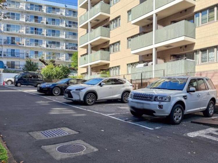 駐車場 敷地内に設けられた駐車スペース。