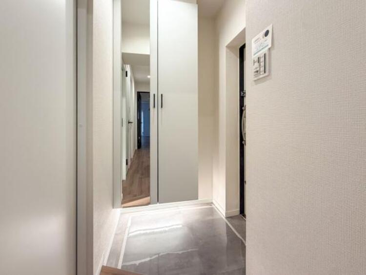 その他 シンプルで落ち着いたデザインの玄関が魅力です。