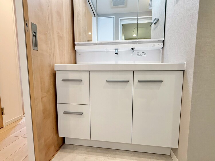 その他 清潔感を感じられる洗面化粧台。
