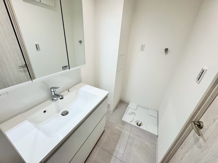 その他 清潔感を感じられる洗面化粧台。