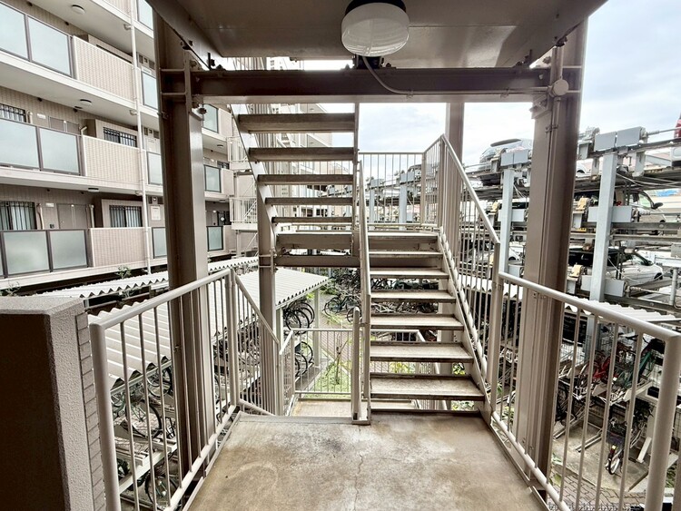 その他 共用部の階段です。明るく清潔に管理されています。