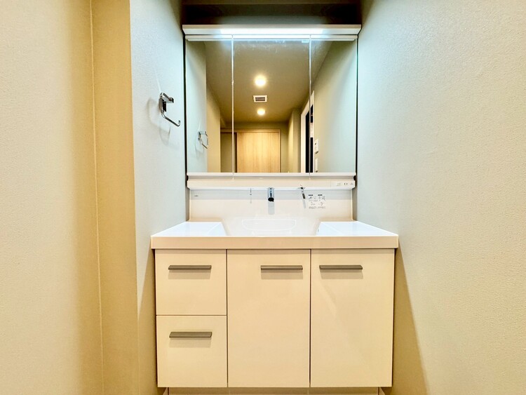 その他 清潔感を感じられる洗面化粧台。