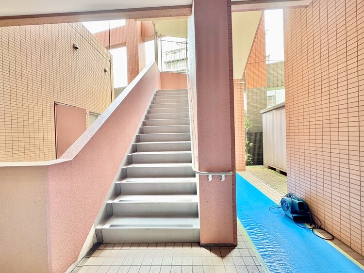 その他 共用部の階段です。明るく清潔に管理されています。