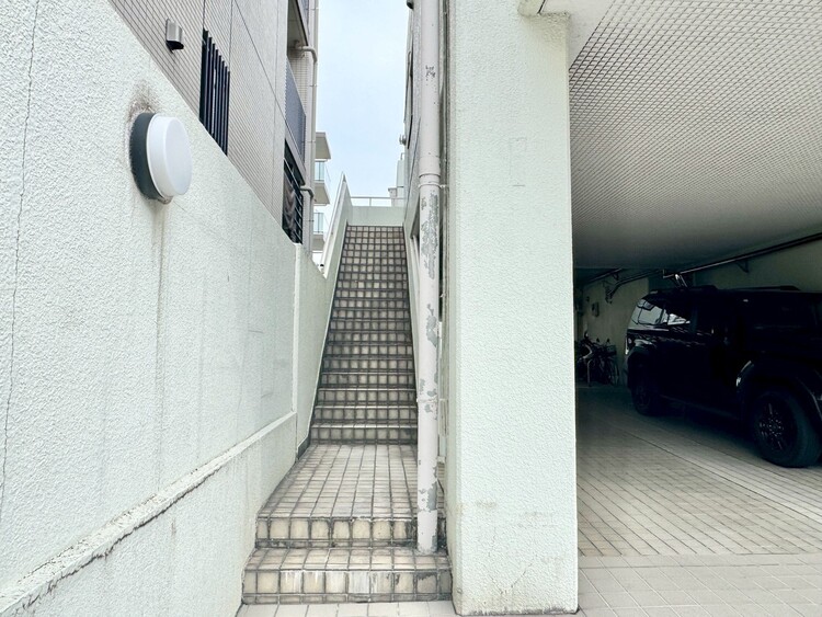 その他 共用部の階段です。明るく清潔に管理されています。