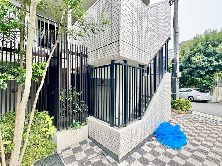 その他 共用部の階段です。明るく清潔に管理されています。