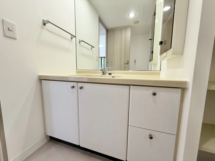 その他 清潔感を感じられる洗面化粧台。
