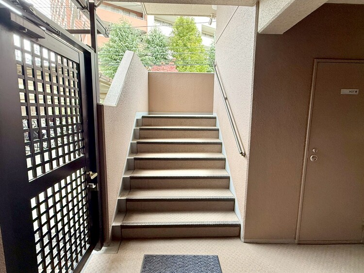 その他 共用部の階段です。明るく清潔に管理されています。