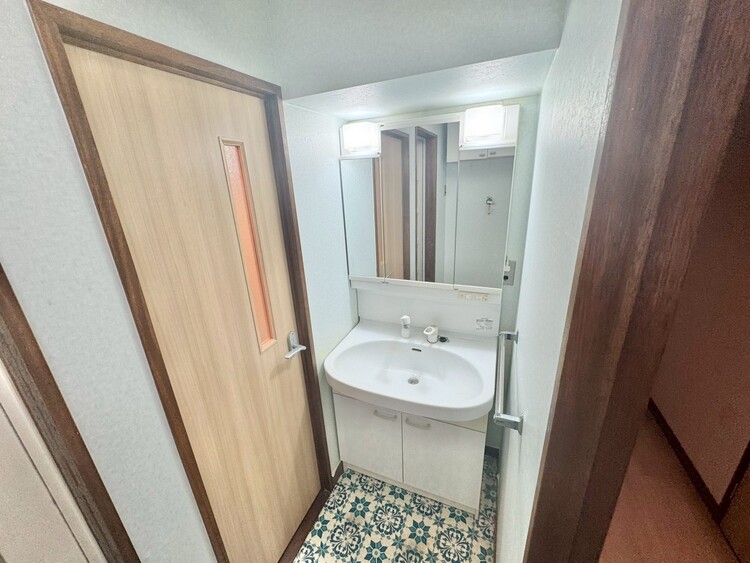 その他 清潔感を感じられる洗面化粧台。