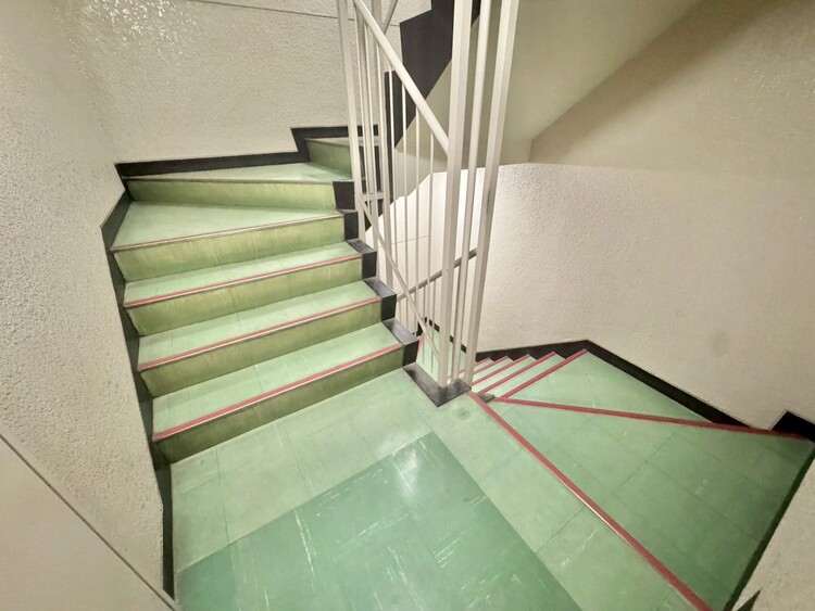 その他 共用部の階段です。明るく清潔に管理されています。