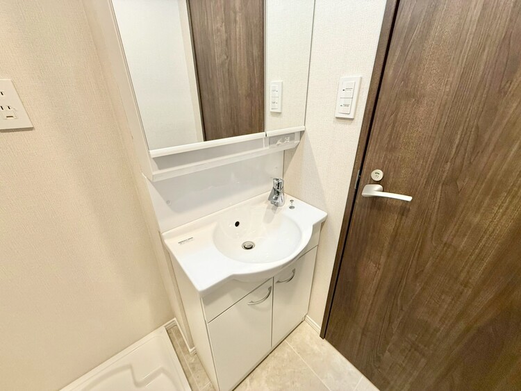 その他 清潔感を感じられる洗面化粧台。