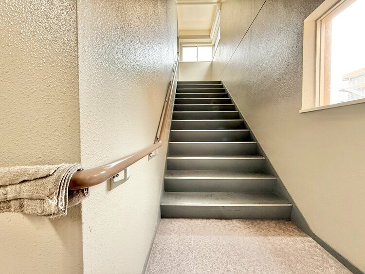 その他 共用部の階段です。明るく清潔に管理されています。