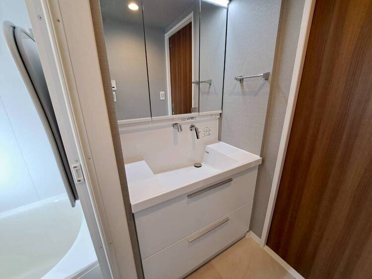 その他 清潔感を感じられる洗面化粧台。