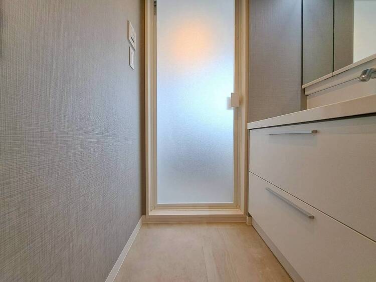 その他 十分な広さの脱衣所。