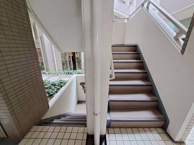 その他 共用部の階段です。明るく清潔に管理されています。