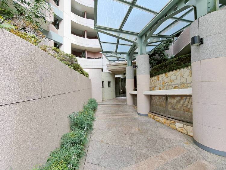 その他 上質感漂う玄関アプローチです。