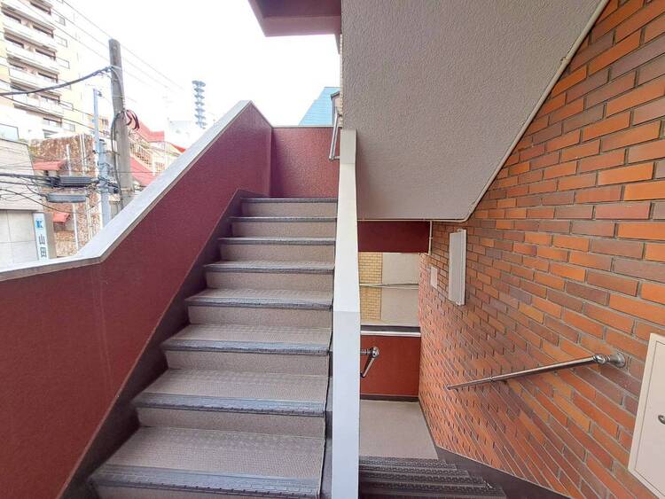その他 共用部の階段です。明るく清潔に管理されています。