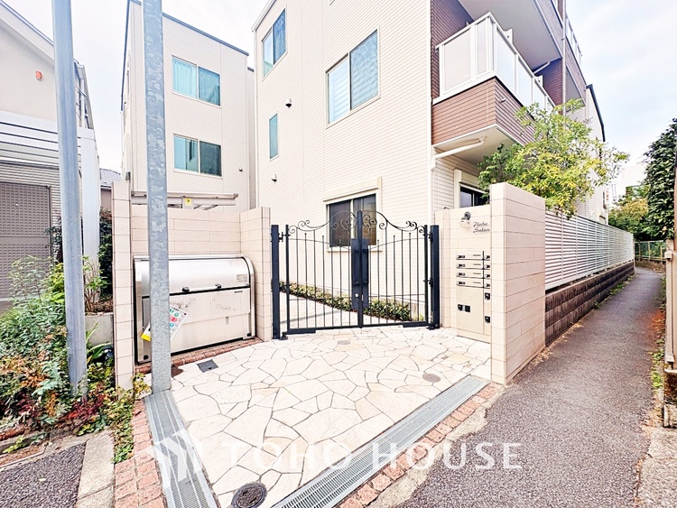 その他 手元の収納から、足元の収納までが全てスライド式で、奥のスペースまで有効に活用できます。奥まで上から見渡せるので、たまにしか使わない調理器具もサッと取出せます。