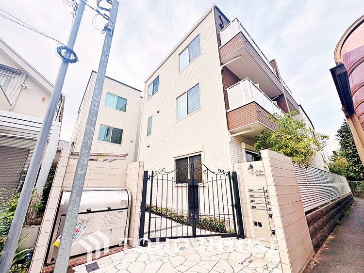 外観 【living】居心地のいい暮らしには欠かせない眩い採光。ゆったりとした幅の窓からこの空間に降り注ぐ採光が絶えない。明るいリビングこそ居心地のいい暮らしが待っているのだと思う。