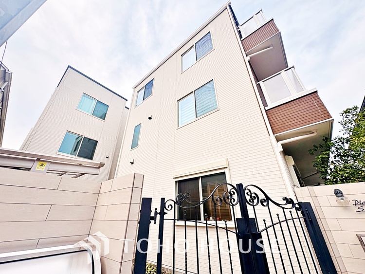 駐車場 風の通り道。舞い込んでくる風が優しく躍り、室内に爽やかな空気を運んでくる。そこに季節の息吹を感じて、いまがどんな季節なのかを実感する。