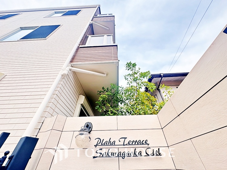 外観 清潔感あるホワイト調のクロスと温もり溢れるモダンカラーの床材が見事に調和した本邸宅は、毎日の生活を少しでも快適に過ごして頂ける様に落ち着いた雰囲気作りから行っています。