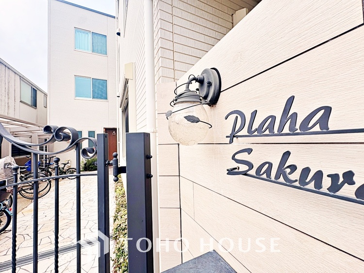 外観 ここはみんなが集い、食事と楽しい会話が始まる場所。話に夢中になりすぎて、ついつい時を忘れ、夜半過ぎになってしまう。そんな束の間の幸せを感じさせてくれます。