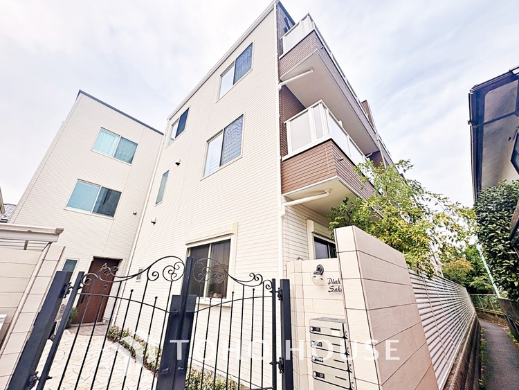 エントランス キッチンは家族の絆を育む大切な空間。シンプルで使い易いシステムキッチンで愉しく作る料理は愛情のある美味しいご馳走に。家族で使えるダイニングキッチンです。