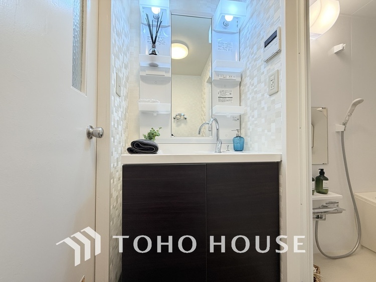 洗面 新規設置の洗面化粧台。収納豊富で使い勝手の良い3面鏡です