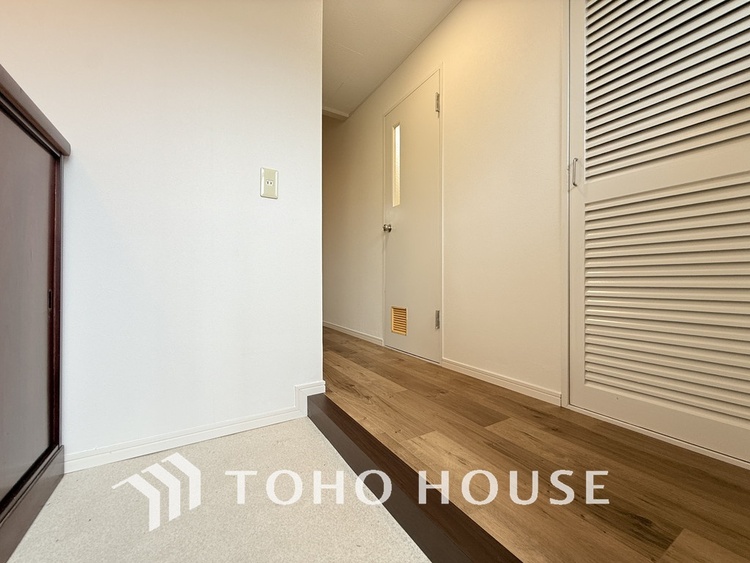 玄関 飾り過ぎないシンプルな内装の玄関