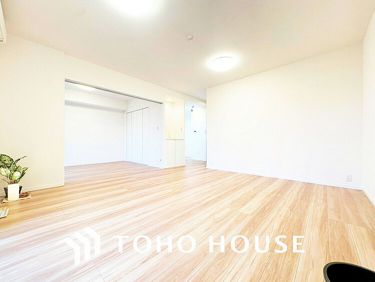 内装 広がりのある住空間、家族が集まるリビング・ダイニング