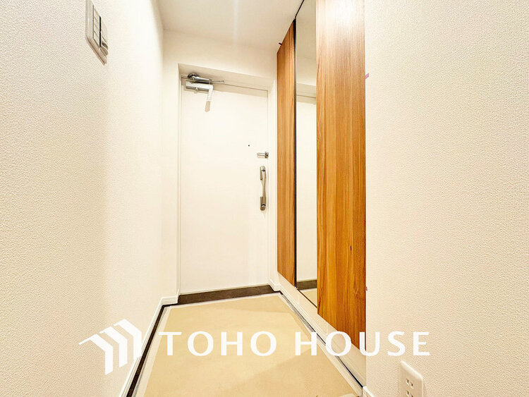 玄関 落ち着いた雰囲気の玄関、家族の帰りを暖かく迎えてくれます