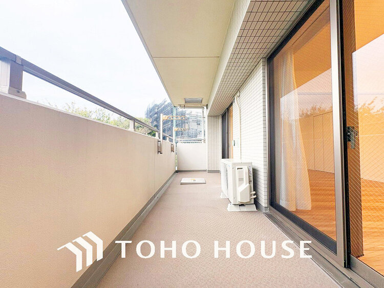 バルコニー 日当たりの良いバルコニーで晴れの日の洗濯物も楽しみになりますね