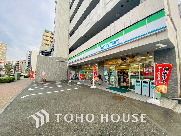 周辺 ファミリーマート 鶴川駅西口店　距離700m