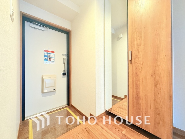 玄関 飾り過ぎないシンプルな内装の玄関