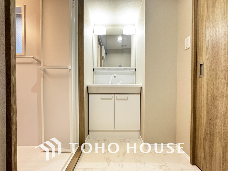 洗面 新規設置の洗面化粧台。収納豊富で使い勝手の良い3面鏡です