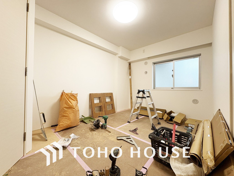 内装 採光もある洋室は、くつろぎのひと時を過ごすのにぴったり（リフォーム中）