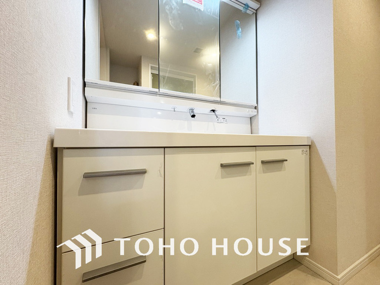 洗面 新規設置の洗面化粧台。収納豊富で使い勝手の良い3面鏡です