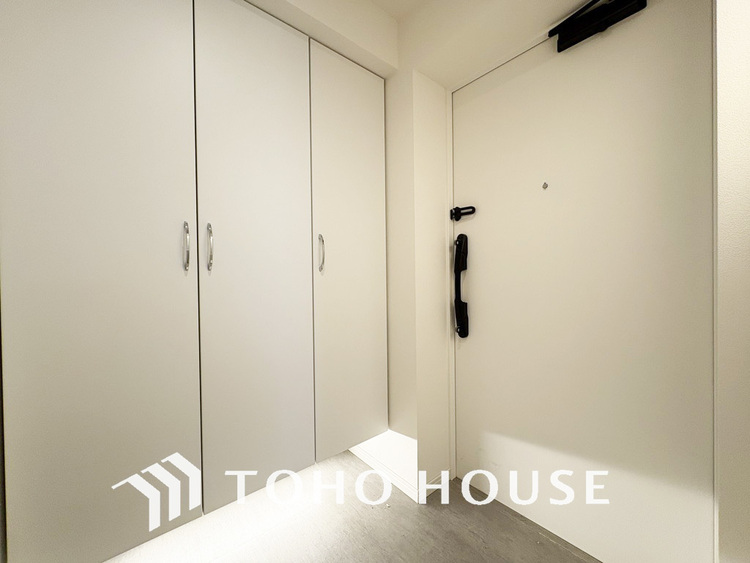 玄関 飾り過ぎないシンプルな内装の玄関