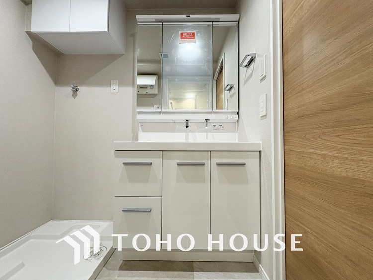 洗面 新規設置の洗面化粧台。収納豊富で使い勝手の良い3面鏡です