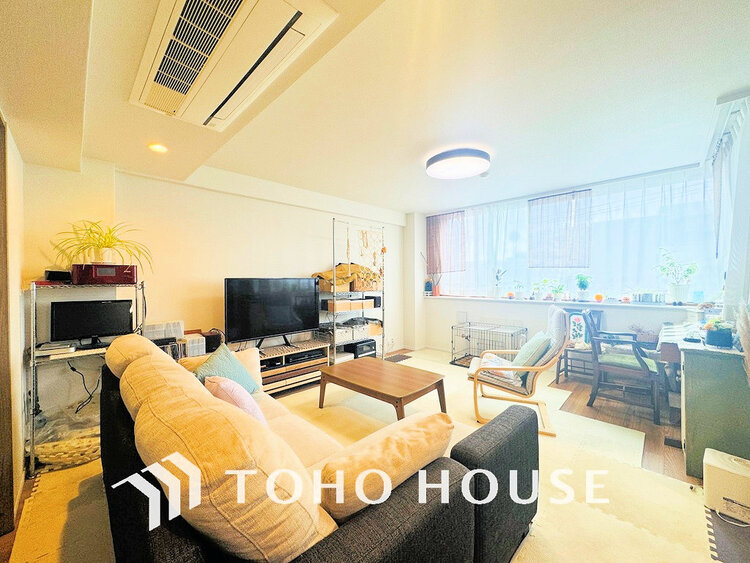 内装 上質な時間を育む暮らしのメインステージ。寛ぎとコミュニケーションを育む居心地のよい場所