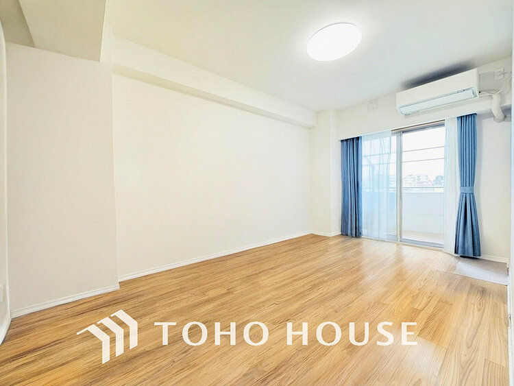 内装 採光もある洋室は、くつろぎのひと時を過ごすのにぴったり(現地には家具があります)